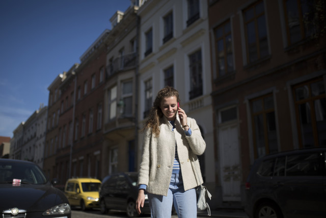 Une jeune femme achète un bien immobilier seule en Belgique.