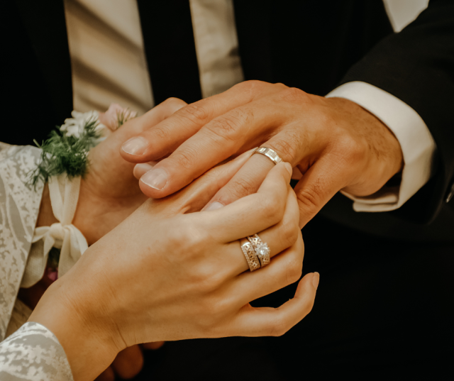 Un couple s'échange les alliances à la fin de la cérémonie de mariage.